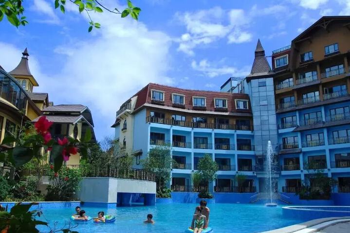 Hotel with Pool