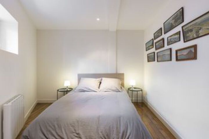 Room 5 of 8