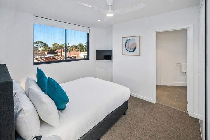 Room 6 of 33