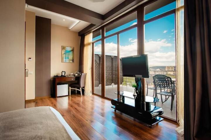 Room 44 of 100