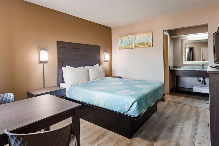 1 Queen Bed Flat Screen Television Microwave and Refrigerator High Speed Internet AC (11 of 18)