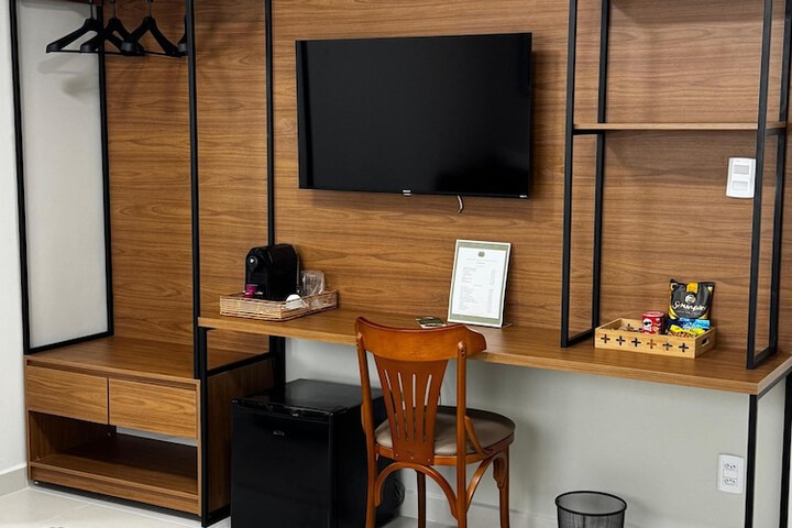 Lounge 11 of 25