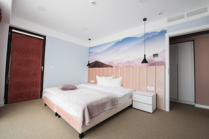 Room 9 of 28