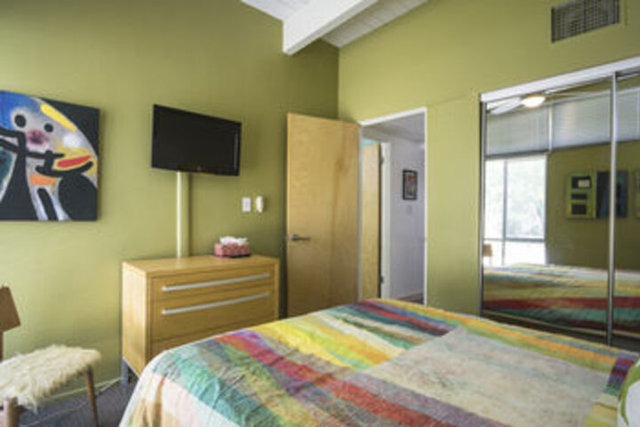 Room 11 of 32