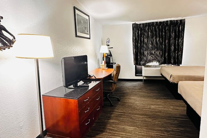2 Double Beds Accessible (7 of 14)