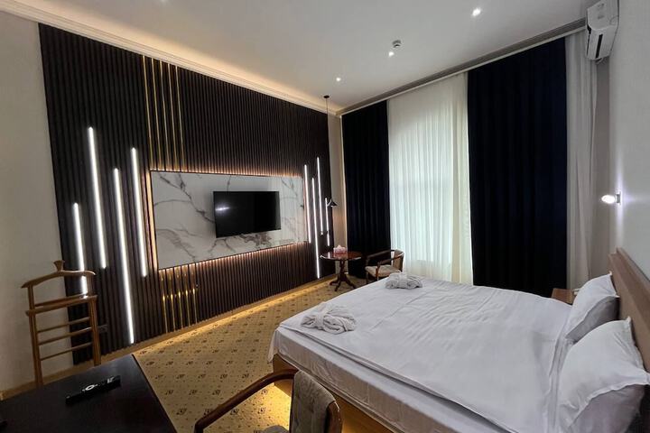 Room 11 of 34