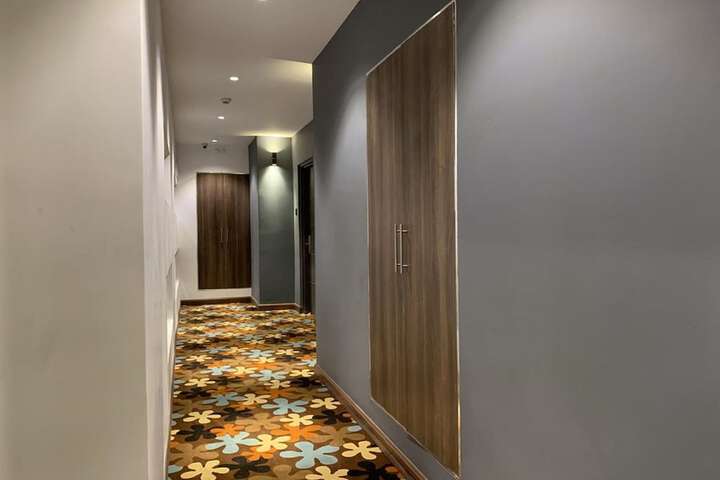 Ballroom/Hall 28 of 32