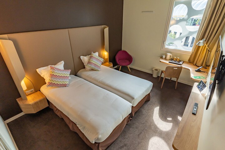 Room 6 of 32