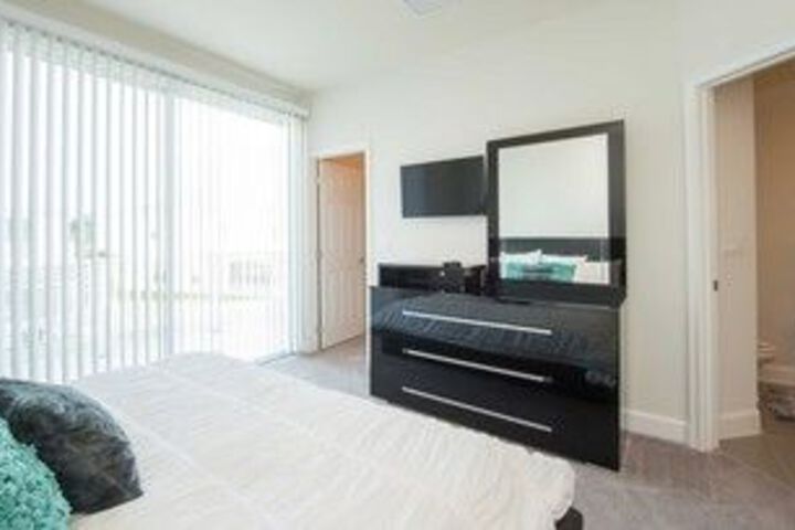 Room 10 of 28