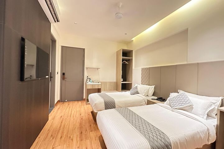 Room 6 of 9