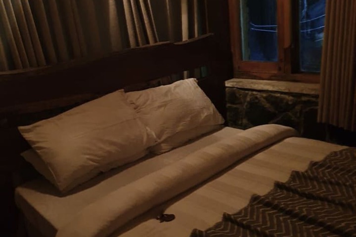 Room 4 of 7