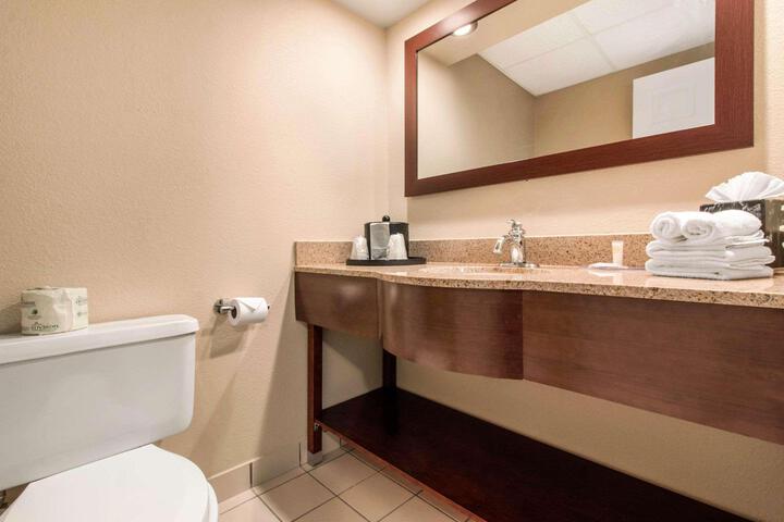 2 Queen Beds Accessible (4 of 10)