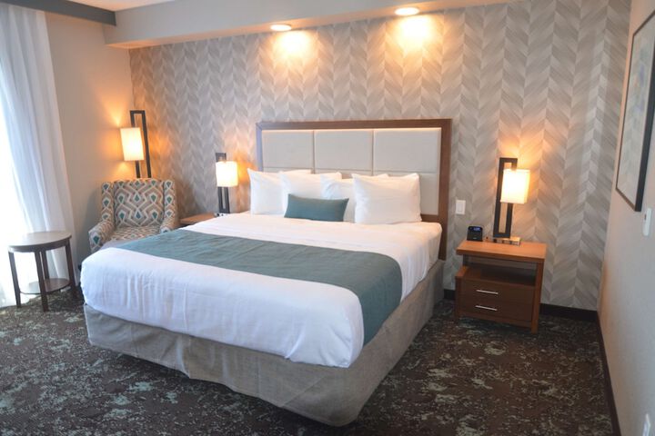 1 King Bed Microwave, Refrigerator WiFi Full Breakfast (8 of 8)