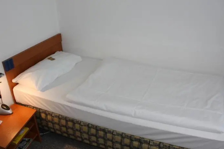 Room 5 of 8