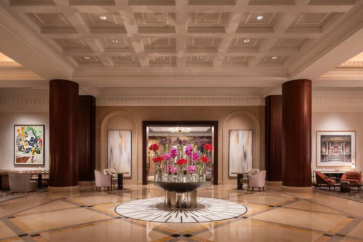 Lobby lounge