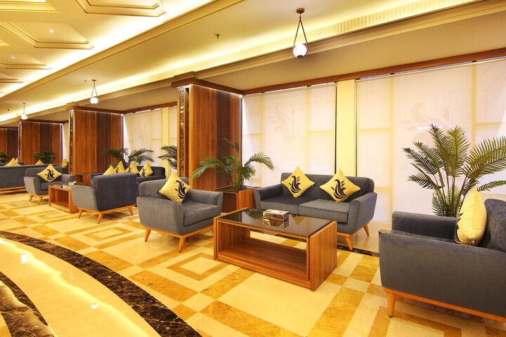 Lounge 33 of 45
