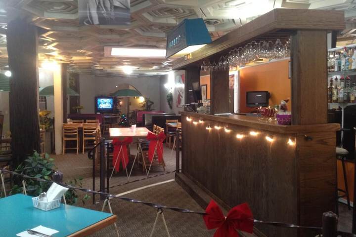 Lounge 19 of 27