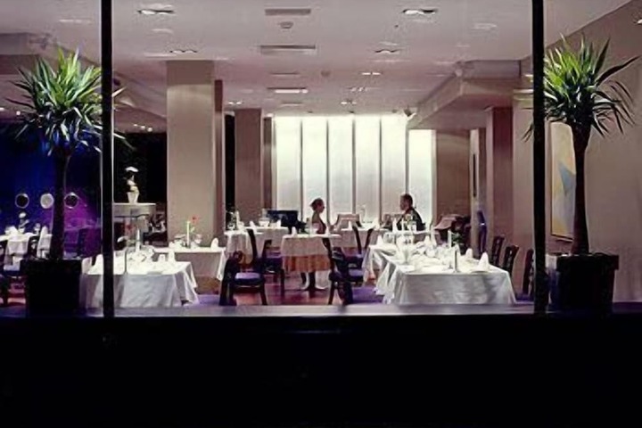 Dining 28 of 33