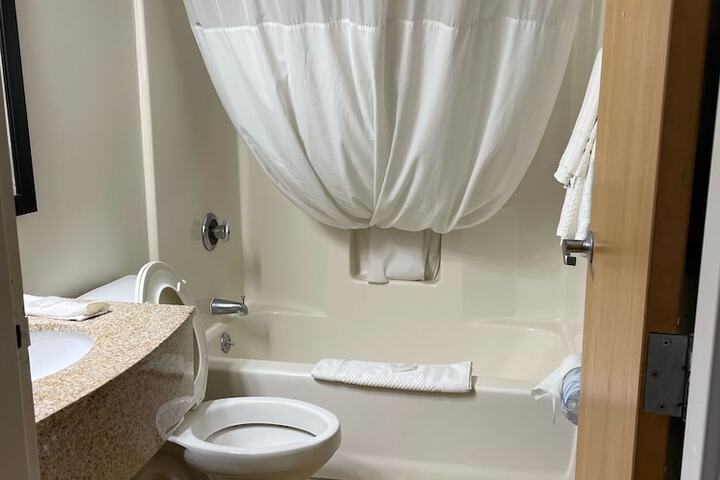 1 Queen Bed (5 of 7)