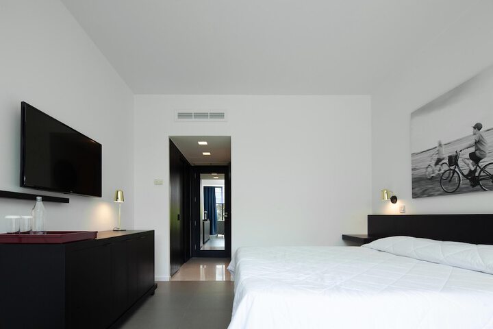 Room 43 of 182