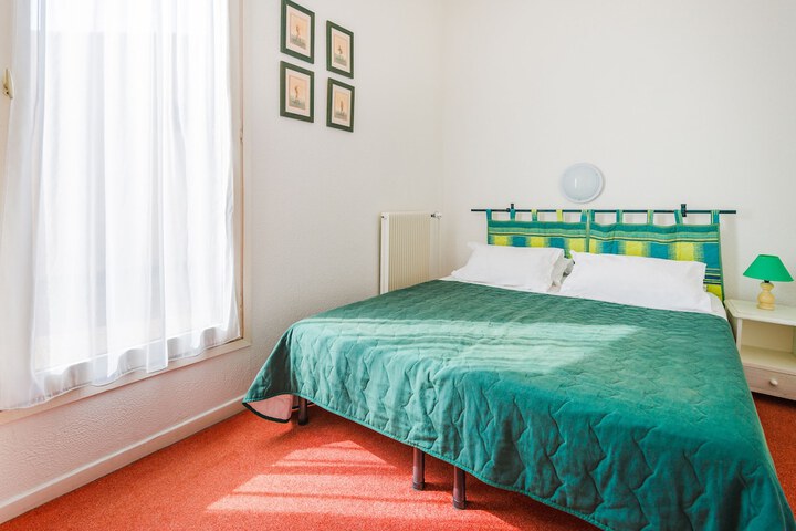 Room 4 of 28