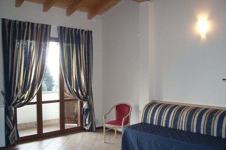 Room 9 of 14