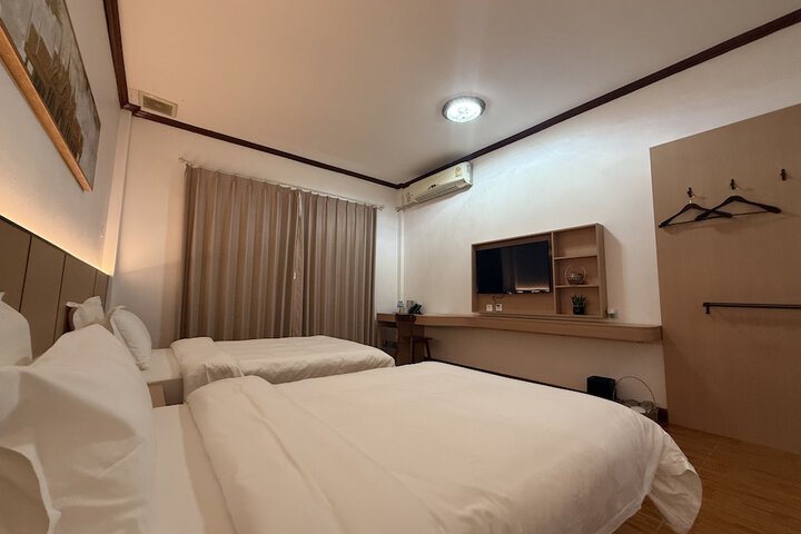 Room 6 of 9