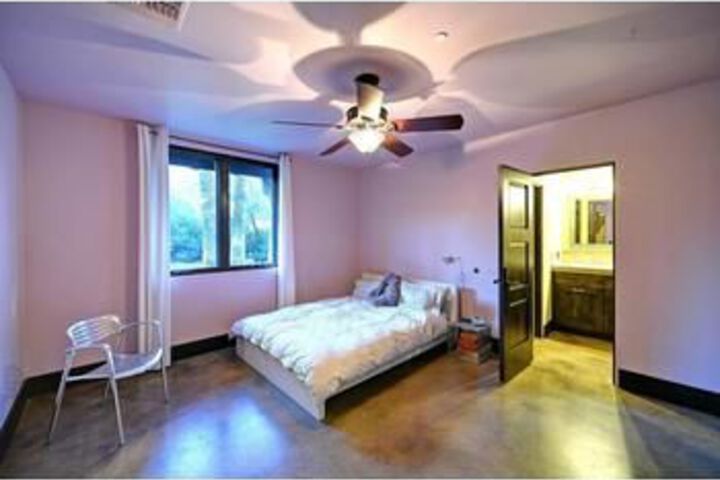Room 26 of 103