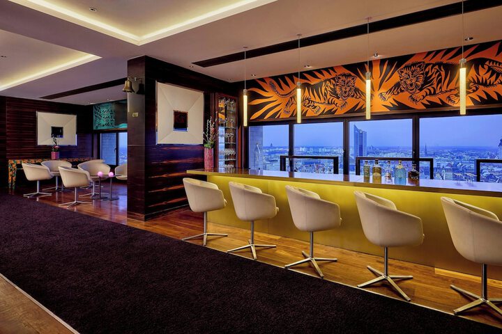 Lounge 43 of 69