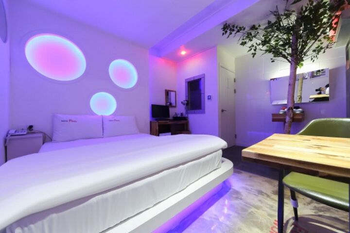 Room 6 of 15