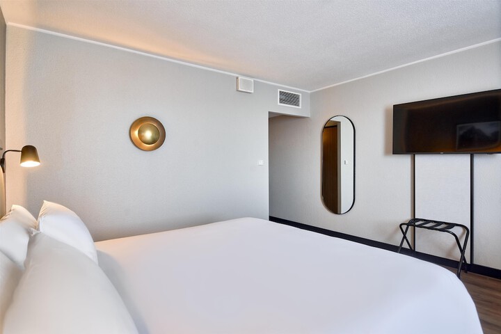 Room 18 of 80