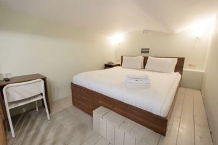 Room 33 of 61