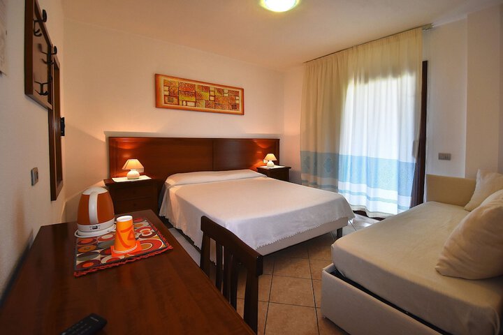 Room 4 of 83