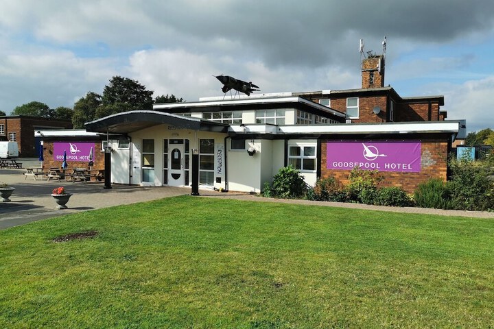 GOOSEPOOL HOTEL