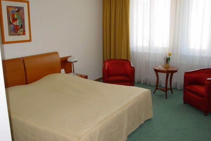 Room 9 of 26