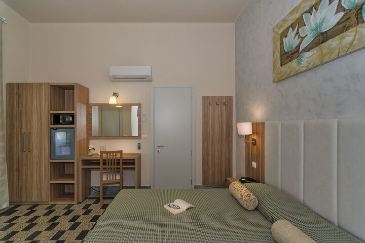 Room 9 of 68
