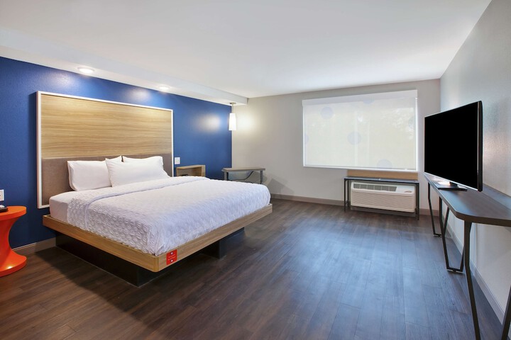 1 King Bed (5 of 14)
