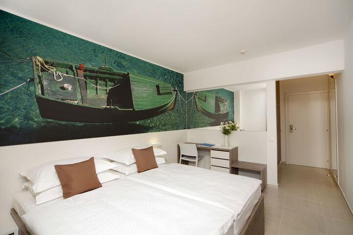 Room 8 of 78