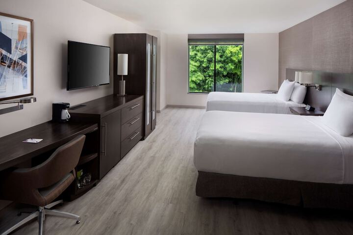 2 Queen Beds and Sofa (4 of 11)