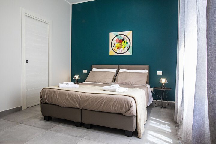 Room 10 of 28