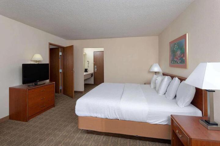 Standard | King Bed (3 of 9)