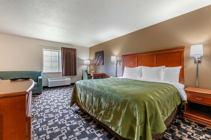 1 King Bed (3 of 13)