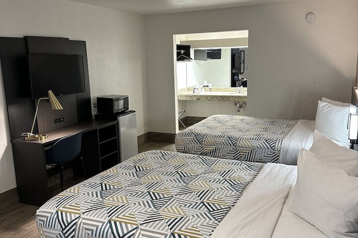 2 Queen Beds (12 of 20)