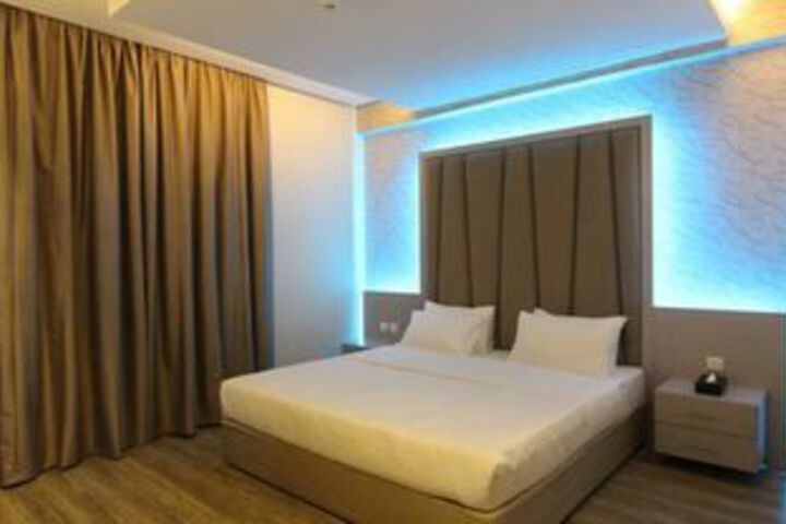 Room 11 of 28