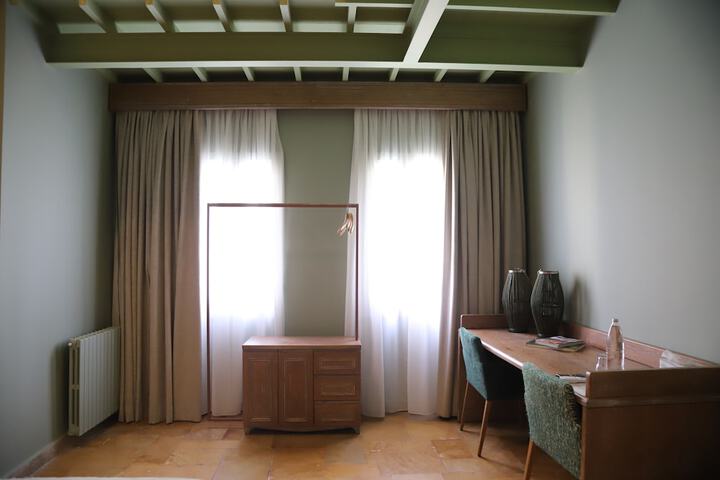 Room 37 of 77