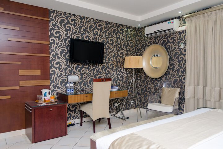 Room 16 of 38