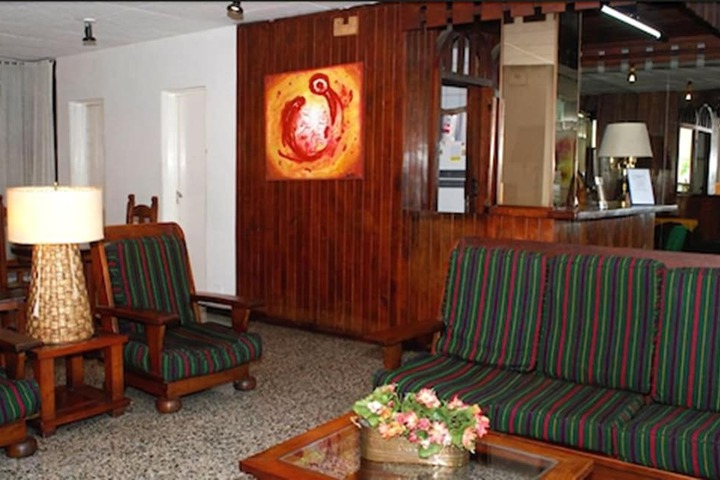 Lounge 9 of 10