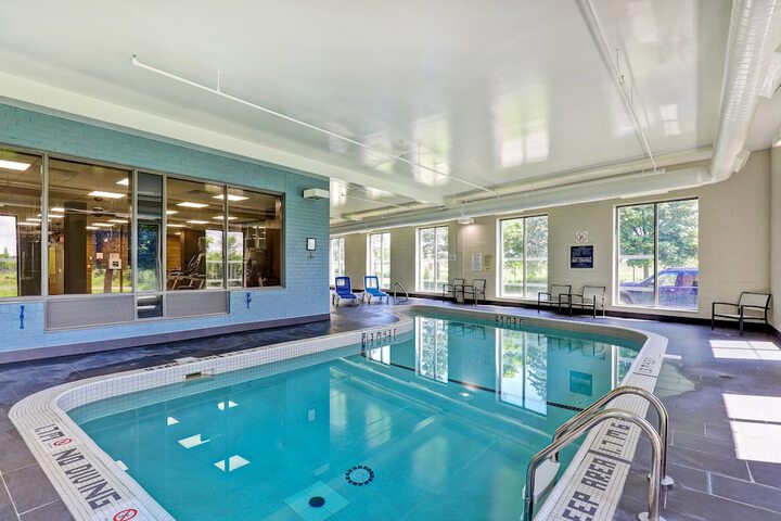 Swimming pool at Four Points by Sheraton St. Catharines Niagara Suites