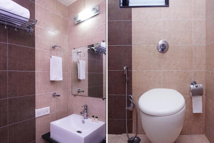 OYO 9949 Hotel Silvver Crest