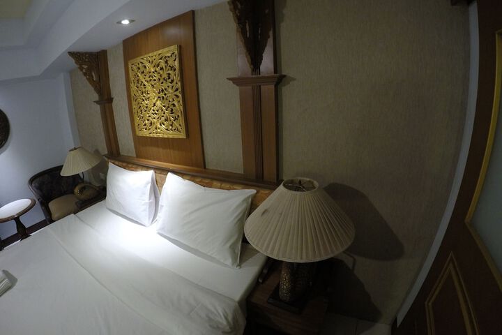 Room 10 of 77